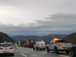 Finisce contro un tir sulla piazzola di sosta in A24: morto 26enne